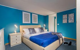 Pantheon Blue Petite Maison